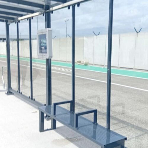 Bushokje / Busabri model Luxus 23 Duurzame stalen busabri met glazen zijwanden in gebruik op Airport Brussel